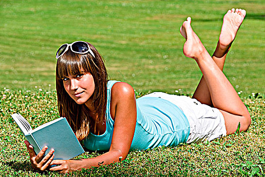 躺下,草地,书本,公园