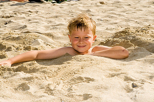 男孩,挖,沙滩,很多,有趣