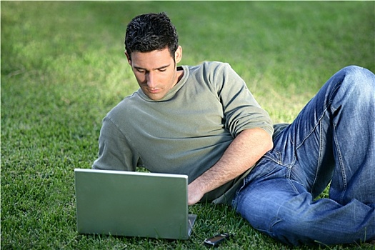 男人,笔记本电脑,躺着,草,正面