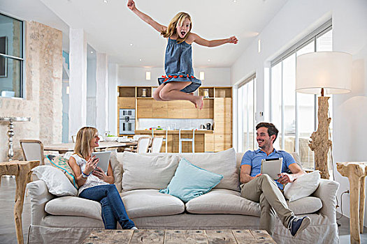 女孩,跳跃,半空,客厅,沙发,父母,使用