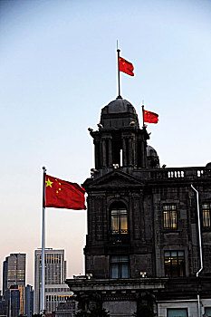 上海外滩建筑上的五星红旗,红旗飘荡