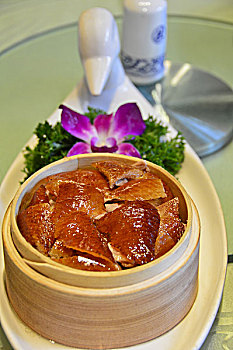 桂公府餐厅的挂炉烤鸭,皮脆肉嫰,北京