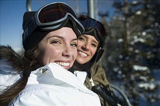 两个女人,户外,冬天,滑雪护目镜,微笑