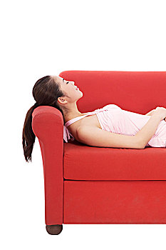 年轻时尚女性躺在沙发上