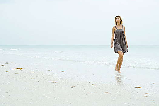 女人,太阳裙,走,海滩,看别处