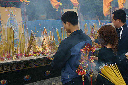 广州黄埔菠萝涎庙会--庙外上香处