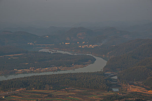 山,丹霞,河流,蓝天,黄昏,大气,田野,水电站,村庄,驴友,旅行,地质公园,丹霞地貌,绿色,灌木,树,草,水潭,素材,平面设计