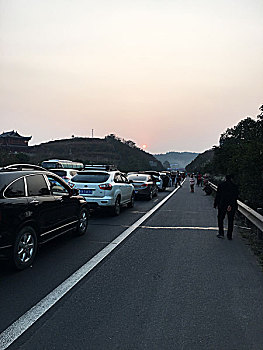 节假日高速公路堵车到黄昏