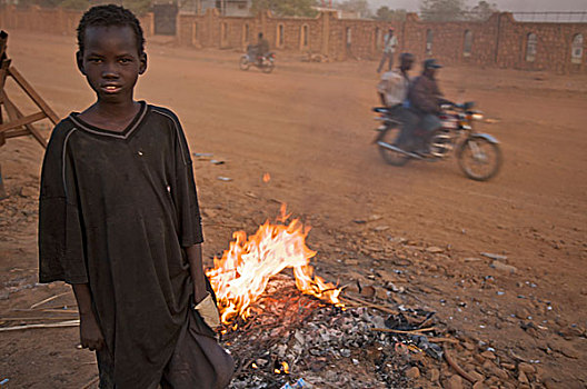 男孩,站立,靠近,火,朱巴,南,苏丹,十二月,2008年