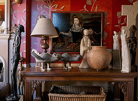 特写,传统,红色,起居室,图案,壁纸,展示,陶器,花瓶,小雕像,雕塑,古旧,木桌子