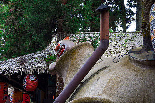 溪头国家公园妖怪村饭店里的面包房屋顶烟囱