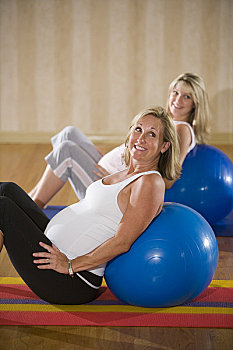 两个,孕妇,练习,瑜珈,一起,健身室,靠着,健身球