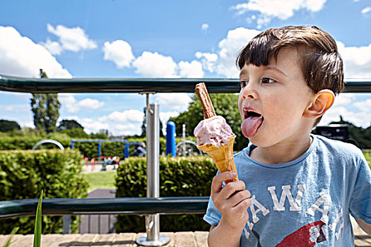 男孩,享受,冰淇淋蛋卷,靠近,操场,里士满,伦敦