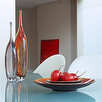 两个,玻璃花瓶,靠近,水果,餐具,桌上
