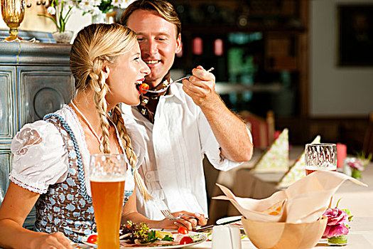 情侣,巴伐利亚,餐馆,穿,吃饭,小麦啤酒,玻璃,桌子