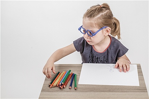 可爱,小女孩,蓝色,眼镜,绘画,课桌