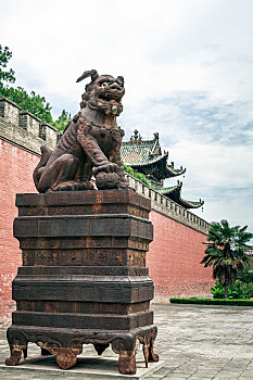 中国山西省运城市解州关帝庙铁狮雕塑