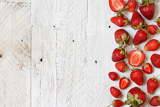草莓,木桌子