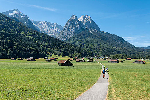 骑车,自行车,旅游,自行车道,山地车,后面,楚格峰,靠近,穿过,阿尔卑斯山,加米施帕藤基兴,上巴伐利亚,巴伐利亚,德国,欧洲