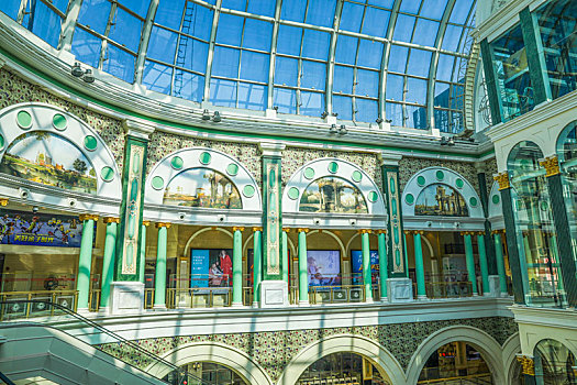 购物广场明亮的玻璃天棚和艺术壁画