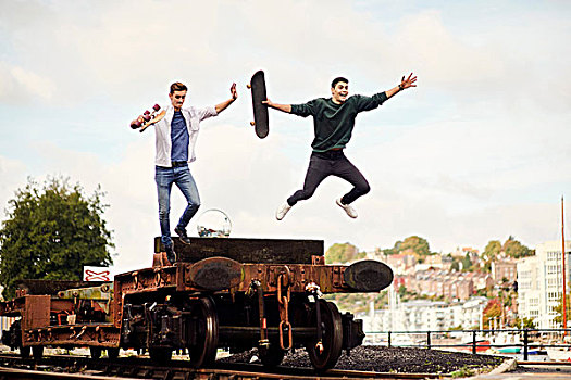 两个,年轻,男人,跳跃,拖车,轨道,布里斯托尔,英国