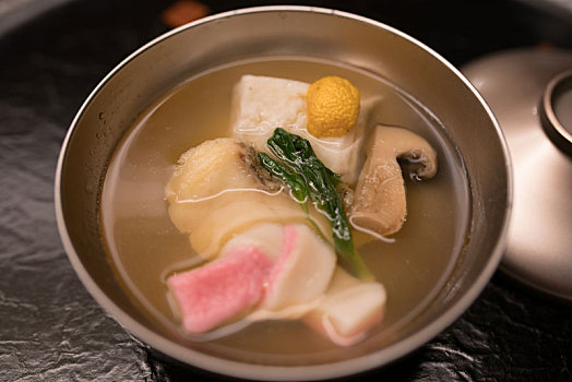 日本料理怀石料理中的鱼汤特写