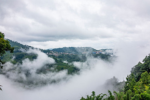 云南省红河州红河县阿扎河乡切龙中寨村远眺哀牢山山脉的云雾