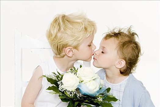 两个孩子,吻,上方,花束,白色,玫瑰