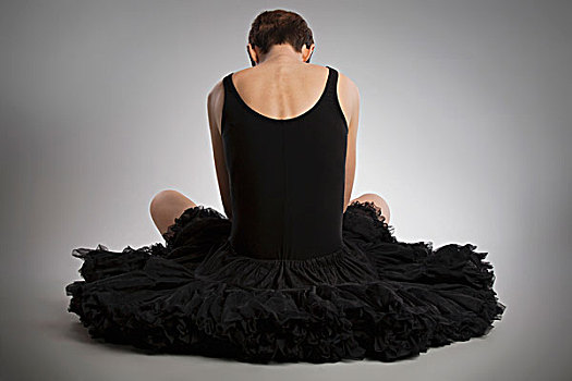 后视图,坐,女人,地板,穿,黑色,芭蕾舞短裙