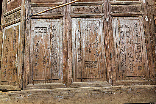 古建筑木门上的艺术雕刻和塑像,背景