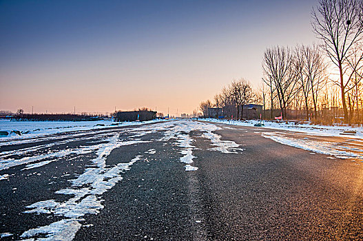 雪后清晨的道路