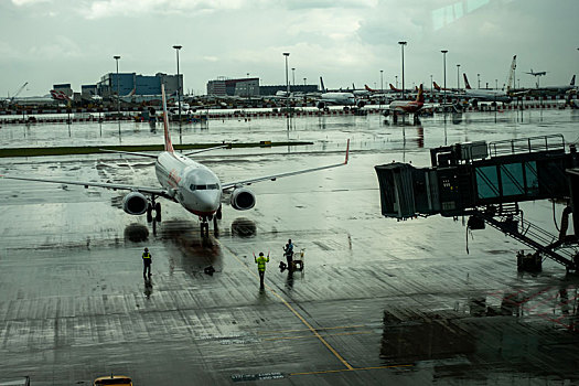 一架济州航空的飞机正停靠在香港国际机场空桥旁
