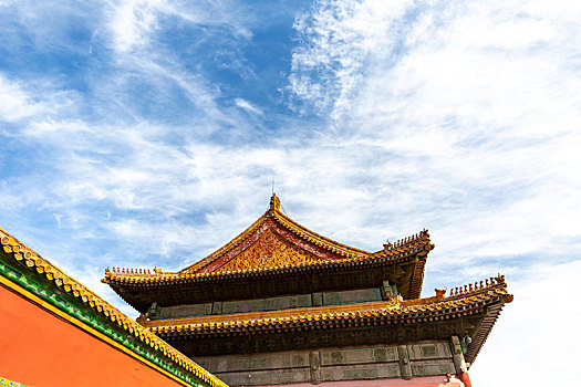 蓝天白云下的北京故宫保和殿重檐歇山顶