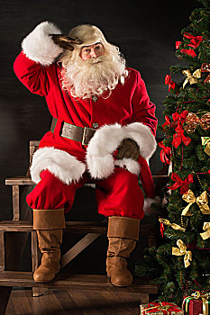 真诚,圣诞老人,坐,靠近,圣诞树,看,疲倦,递送,礼物,孩子