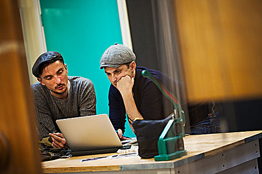两个男人,裁缝,工作间,看,笔记本电脑,显示屏