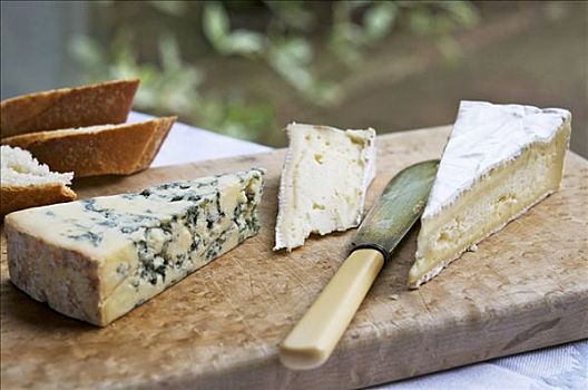 软奶酪,蓝纹奶酪,木板