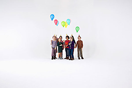 儿童,穿,派对帽,拿着,气球
