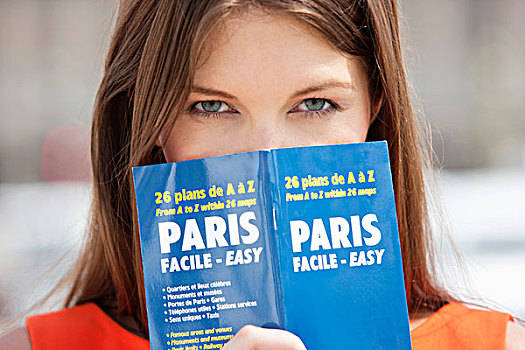女人,肖像,拿着,旅行指南,正面,脸,巴黎,法兰西岛,法国