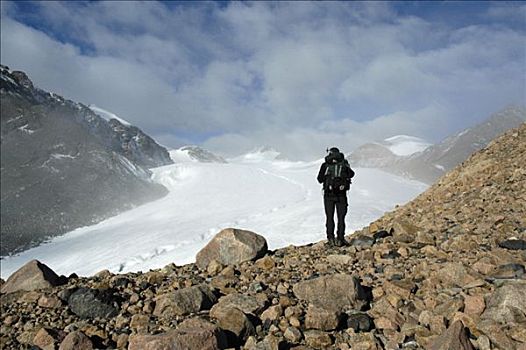 登山者,站立,漂石,正面,冰河,蒙古,阿尔泰,靠近,乌布苏