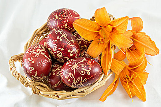 红色手绘复活节彩蛋和橙色鲜花