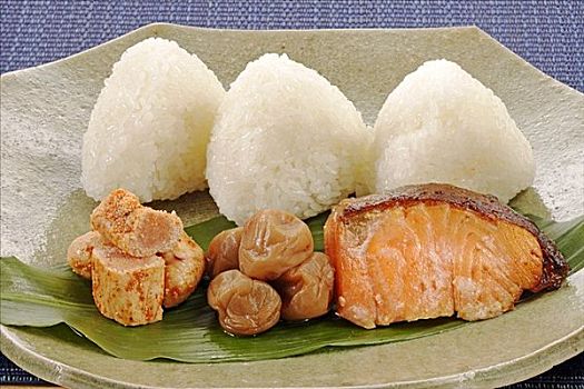 烤制食品,鳕鱼,鱼子,三文鱼,腌制,李子,米饭