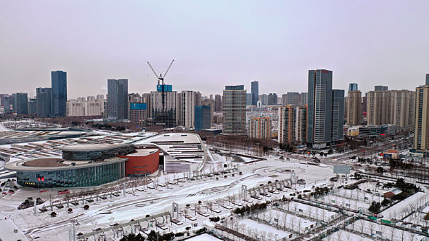 瑞雪为城市披上圣洁外衣,皑皑白雪与城市美景相映成趣