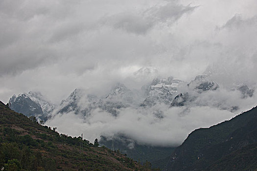 雪山云雾