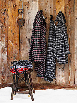 衣服,乡村,凳子,靠近,方格,睡衣,悬挂,木墙