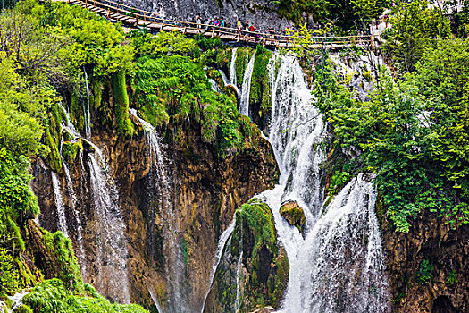 人,步行桥,穿过,大,瀑布,十六湖国家公园,克罗地亚