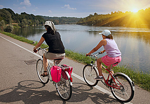 女人,骑,自行车,河岸