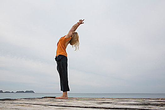 中年,女人,伸展,背影,练习,瑜珈,木质,海洋,码头