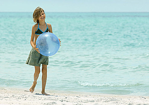 女孩,拿着,水皮球,海滩