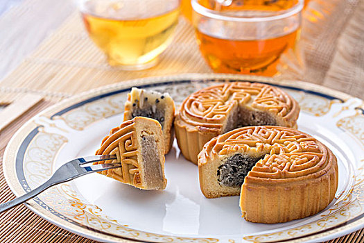 月饼,中秋节的特色食物,中国传统美食