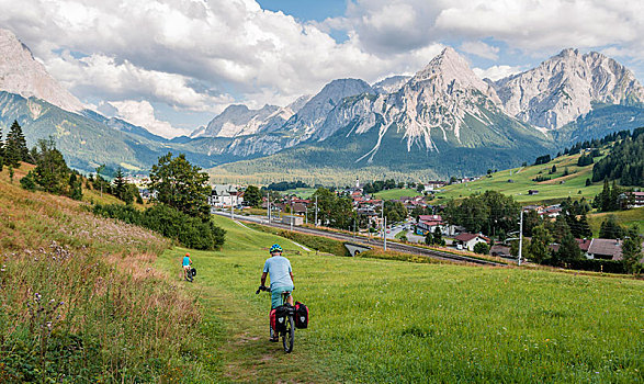 骑车,自行车,旅游,山地车,自行车道,背影,穿过,阿尔卑斯山,山景,埃尔瓦尔德,盆地,靠近,提洛尔,奥地利,欧洲